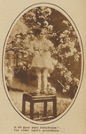 871206 Afbeelding van een meisje 'onder opoes perenboom', op een onbekende locatie te Utrecht.